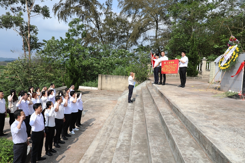 j9九游会官方网站资产公司机关党支部到斑峰烈士陵园祭英烈.jpg