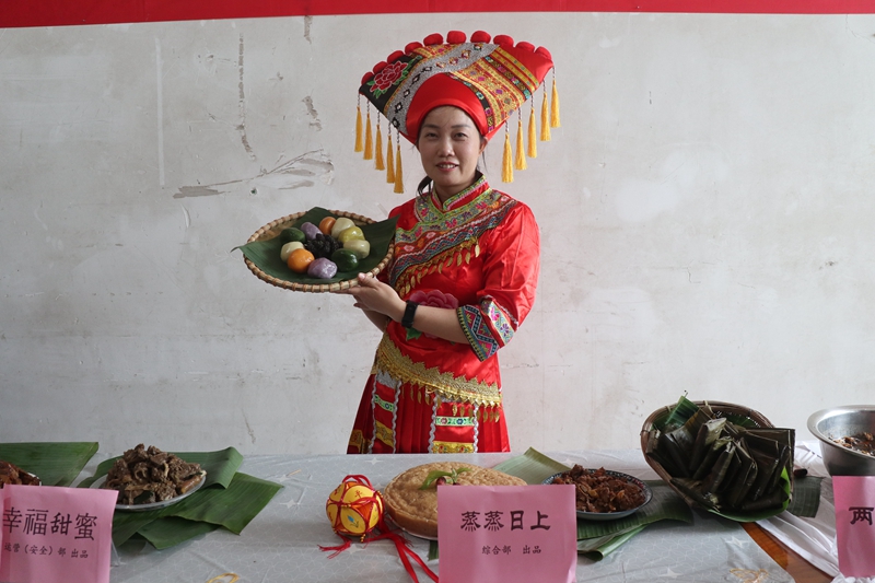 壮家员工韦雨波分享民族美食（拍摄：邓丽宁）.JPG