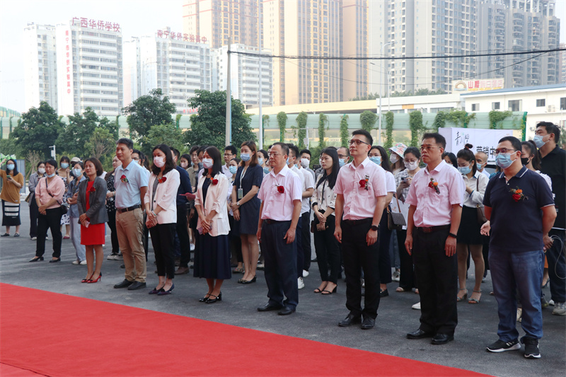 参加仪式的j9九游会官方网站房地产公司领导.jpg